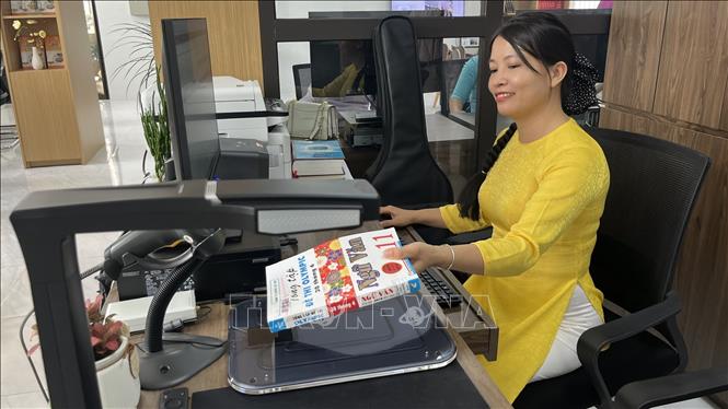 Thư viện được trang bị hệ thống hiện đại, thông minh giúp người đọc và thủ thư dễ dàng tra cứu nguồn sách và tài liệu nhanh chóng, dễ dàng. (Ảnh: Văn Dũng/TTXVN)